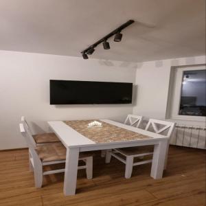 Μια τηλεόραση ή/και κέντρο ψυχαγωγίας στο Iznad oblaka B09