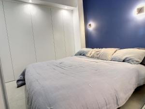 Posteľ alebo postele v izbe v ubytovaní Penthhouse 2 bedroom apartment 2 mins from the Croisette 335