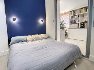 Posteľ alebo postele v izbe v ubytovaní Penthhouse 2 bedroom apartment 2 mins from the Croisette 335