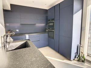 Kuchyňa alebo kuchynka v ubytovaní Penthhouse 2 bedroom apartment 2 mins from the Croisette 335
