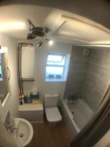 een badkamer met een toilet, een bad en een wastafel bij Two Bed - Cottage in fishing village of Mevagissey in Mevagissey