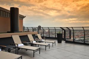 The Parktonian All Suite Hotel的阳台或露台