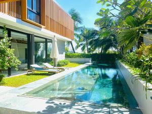 富國的住宿－Joy Villa in Sailing Club Phu Quoc - 3BR with private pool，一座房子后院的游泳池
