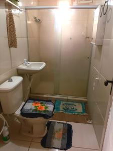 y baño con ducha, aseo y lavamanos. en Casa da Lu, en Olinda