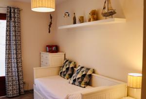 a childs bedroom with a bed and shelves at Tuent in Port de Pollensa