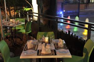 The Parktonian All Suite Hotel餐厅或其他用餐的地方