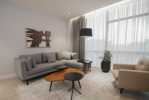 ein Wohnzimmer mit einem Sofa und einem Tisch in der Unterkunft Loft Hotel Apartment in Addis Abeba