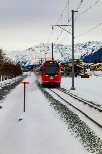 ダボスにあるVilla Zentrum Haus Davosの雪路赤列車