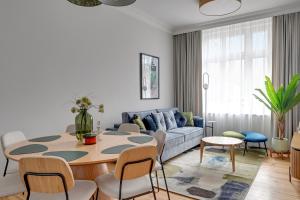 salon ze stołem i kanapą w obiekcie Juicy - Premium Family Apartment 200 m from the Beach by Lion Apartments Sopot w mieście Sopot