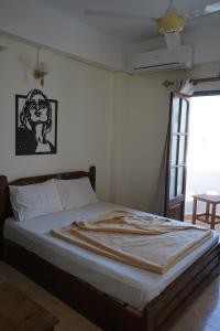 1 dormitorio con 1 cama en una habitación con ventana en Alaska Camp & Hotel, en Dahab
