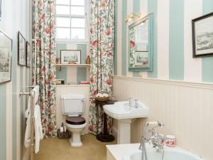 a bathroom with a toilet and a sink at Lauderdale Apartment - UK30765 in Ardovie