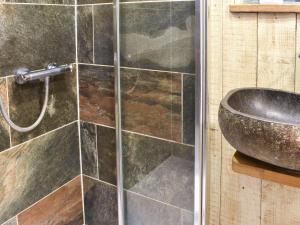 una ducha con una puerta de cristal junto a un lavabo en Birchwood House Farm Shepherds Hut, en Sherfield English