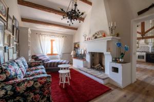 塞尼加利亞的住宿－Casale Villa Sofia，带沙发和壁炉的客厅
