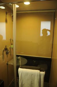 Bilik mandi di Regency Sameera Vellore by GRT Hotels