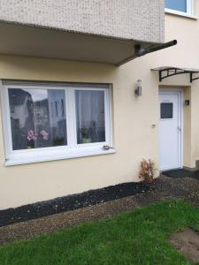 Una casa con una ventana con flores. en Olgas Ferienwohnung Saarburg Bahnhofstraße 13G en Saarburg