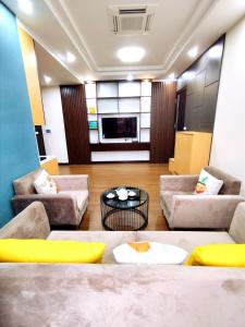 ハノイにあるHanvet Hotel Ha Noiのソファ2つとテーブルのあるリビングルーム