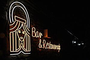 コシチェリスコにあるWilla Aniołówkaの夜のバー&レストランの看板
