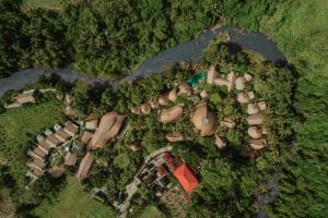 eine Aussicht über ein Herrenhaus mit Bäumen und einem Hof in der Unterkunft Fivelements Retreat Bali in Ubud