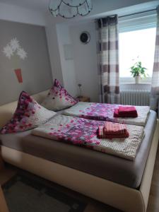 ein Bett mit zwei Kissen darauf in einem Schlafzimmer in der Unterkunft Olgas Ferienwohnung Saarburg Bahnhofstraße 13G in Saarburg