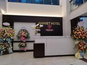 Hanvet Hotel Ha Noi في هانوي: لوبي الفندق المعسل مع الزهور