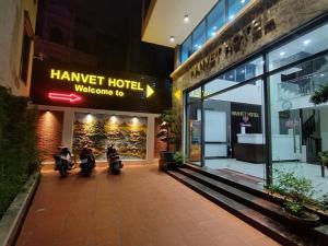 twee motorfietsen geparkeerd voor een hotel bij Hanvet Hotel Ha Noi in Hanoi