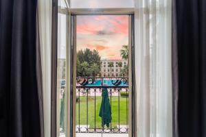 ein Fenster mit Blick auf den Pool und ein Gebäude in der Unterkunft IC Hotels Airport in Antalya