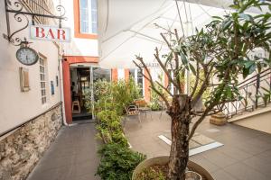 ein Restaurant mit einer Uhr an der Seite eines Gebäudes in der Unterkunft Hôtel Brasserie du Parc in Albi