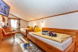 石海山麓薩爾費爾登的住宿－Ferienwohnung am Baby & Kinderbauerhof Stefflhof，一间卧室配有两张床,床上配有一台拖拉机