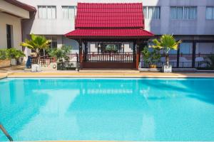 una piscina con cenador junto a un edificio en Songphanburi Hotel, en Suphanburi
