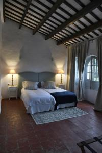1 dormitorio con 1 cama grande y 2 lámparas en Masia Can Pitu, en Santa Cristina d'Aro