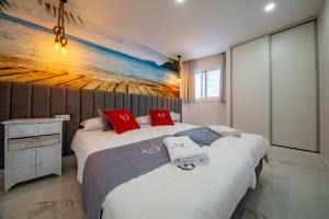 Un dormitorio con dos camas y un cuadro en la pared. en Ponderosa 615, Las Americas, one bedroom apartment with large terrace and ocean view, next to Siam Park, en Playa de las Américas 51 fotos más