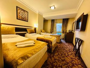 Un pat sau paturi într-o cameră la Grand Anatolia Hotel