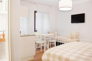 1 dormitorio con 1 cama y 1 mesa con sillas en Residenza Cantore, en Verona