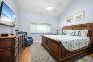 um quarto com uma cama e uma televisão de ecrã plano em Summerhouse 263, 2 Bedrooms, Sleeps 6, Ocean Front, 4 Heated Pools, WiFi em Saint Augustine