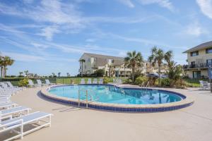 una piscina con tumbonas y un complejo en Summerhouse 263, 2 Bedrooms, Sleeps 6, Ocean Front, 4 Heated Pools, WiFi en St. Augustine