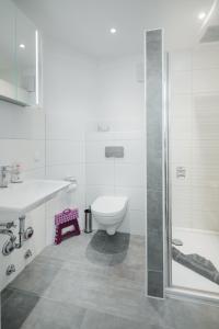 La salle de bains est pourvue de toilettes, d'un lavabo et d'une douche. dans l'établissement Strandloge, à Norderney
