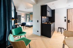 Sala de estar con cocina y dormitorio en Clipper Boardinghouse - Hamburg-Michel en Hamburgo