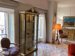 uma sala de estar com uma caixa de vidro num quarto em VHOMETREVI em Roma