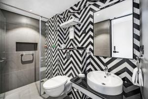 Koupelna v ubytování Regency Tuticorin by GRT Hotels