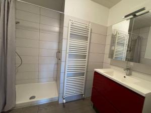 Kúpeľňa v ubytovaní Les Lys de Rosie - Maison familiale de plain pied campagne