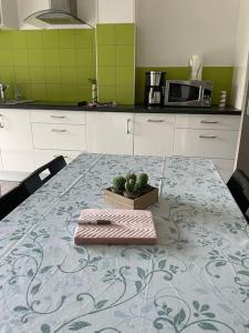 Kuchyňa alebo kuchynka v ubytovaní Les Lys de Rosie - Maison familiale de plain pied campagne