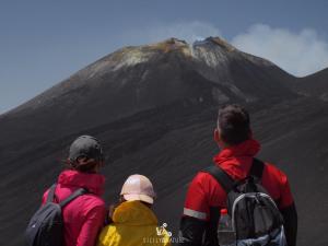 a group of three people looking at a mountain at I Carusi Relais in Noto