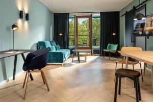 a living room with a couch and a table and chairs at Clipper Boardinghouse - Hamburg-Michel in Hamburg