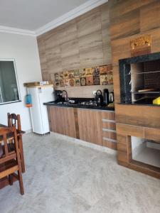 una cocina con refrigerador y estufa horno superior en Mar Doce Lar, en Guaratuba