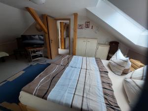 Ein Bett oder Betten in einem Zimmer der Unterkunft Ferienwohnung Morgensonne Kurort Rathen