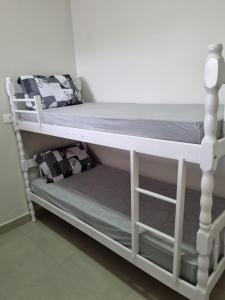 Poschodová posteľ alebo postele v izbe v ubytovaní Mar Doce Lar