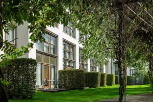 a building with a green lawn in front of it at Clipper Boardinghouse - Hamburg-Michel in Hamburg