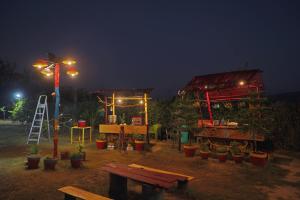 Kawasan permainan kanak-kanak di Corbett Treat Resort By Atya Hotels