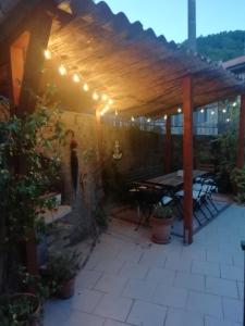 un patio con pérgola de madera y mesa de picnic en Varenna Sweet Home, en Varenna
