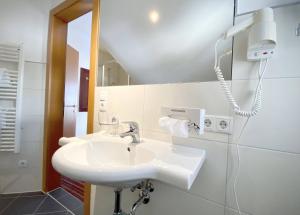 Koupelna v ubytování Hotel Garni Philipp + 19 fotografií